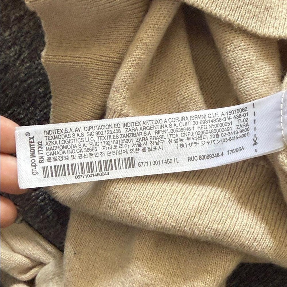Chic and minimalist oversized knit sweater from ZARA in a soft beige/cream to... - Picture 7 of 7
